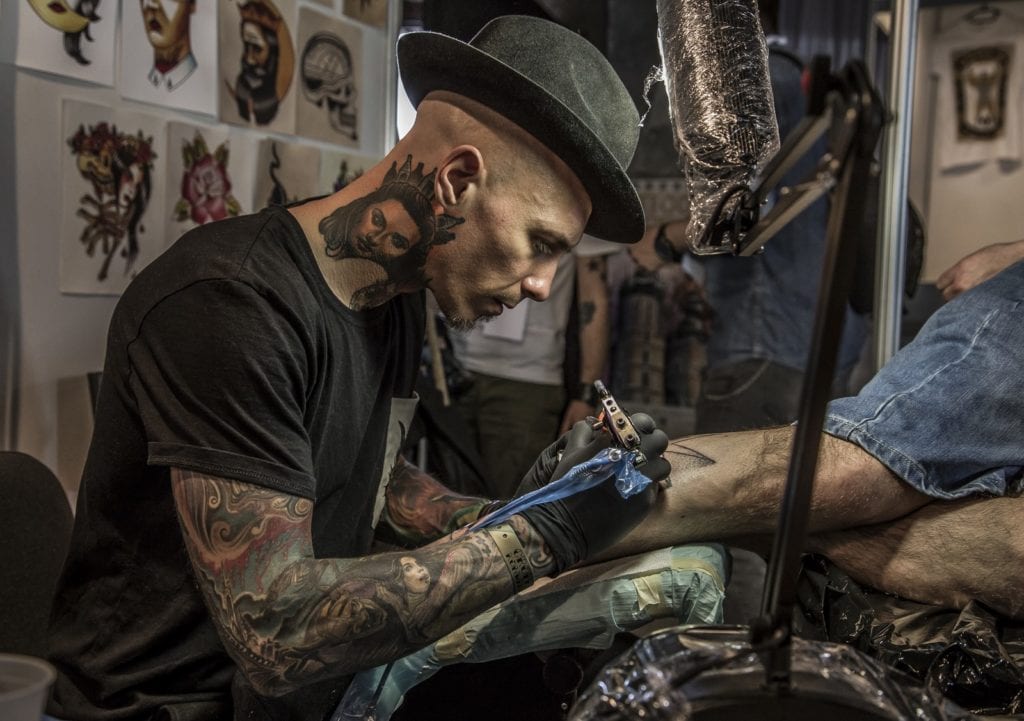 Tatuator podczas Tattoo Konwent