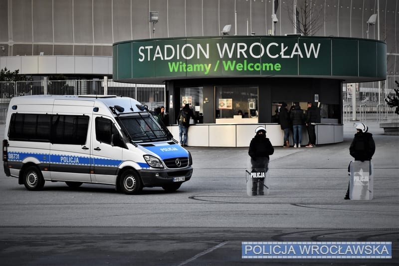 Policjanci przy wrocławskim stadionie
