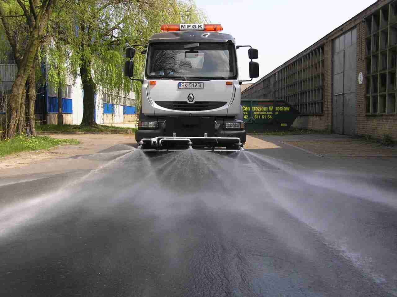 Smog we Wrocławiu kontra polewaczki