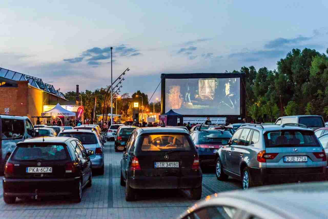 Lato w Zajezdni. Kino plenerowe, podwórko PRL-u i zabytkowe auta