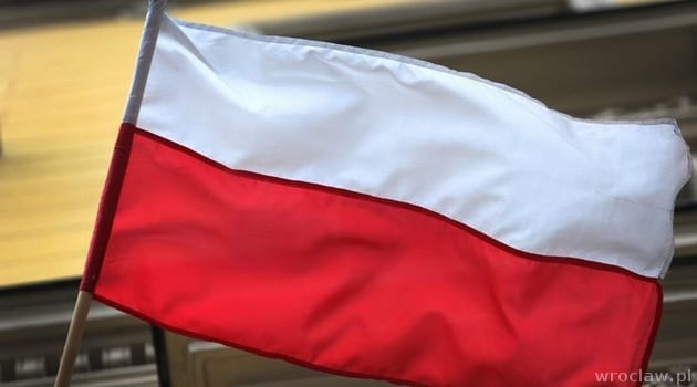 Dzień Flagi. Jak ją zawiesić prawidłowo [WYDARZENIA 2 MAJA]