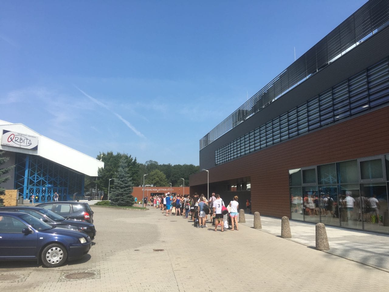 Żar leje się z nieba, a basenów we Wrocławiu ubywa. Gdzie można popływać?