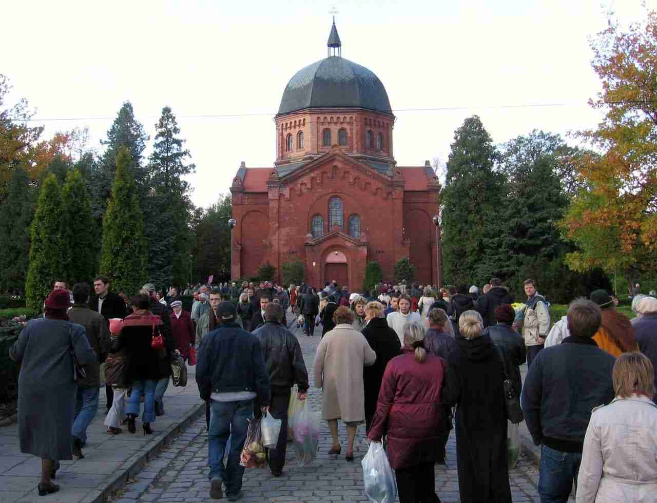 Wszystkich Świętych we Wrocławiu. Jak dojechać na cmentarz?