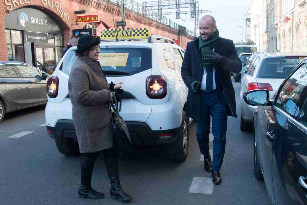 Taxi 75+. Bezpłatne taksówki dla wrocławskich seniorów