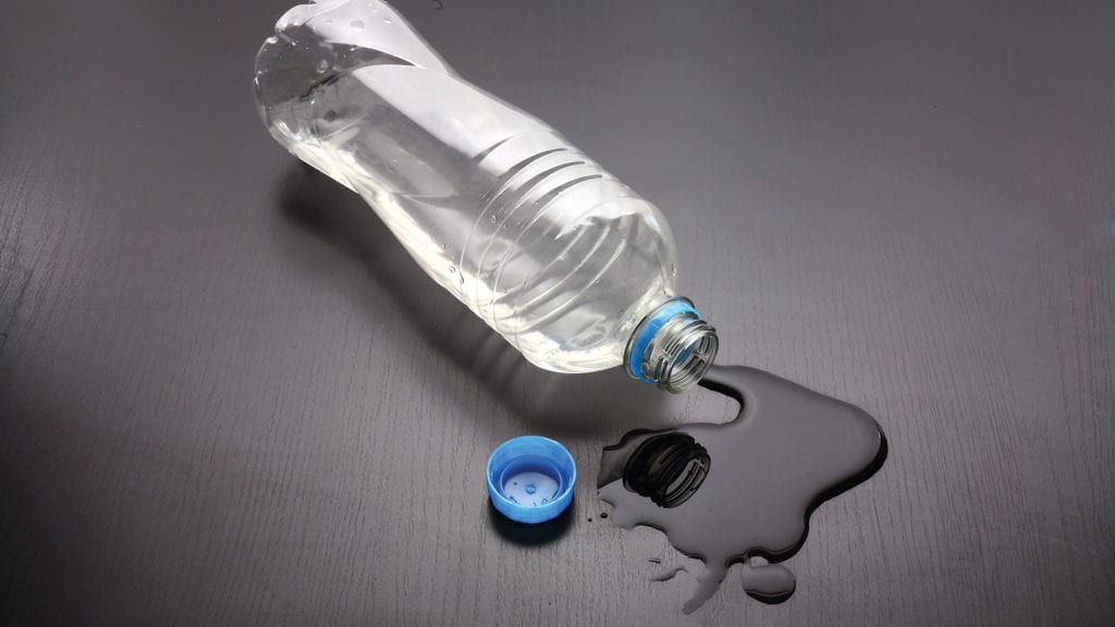Plastikowa woda źródlana w butelce odwrócona osmoza kranówka
