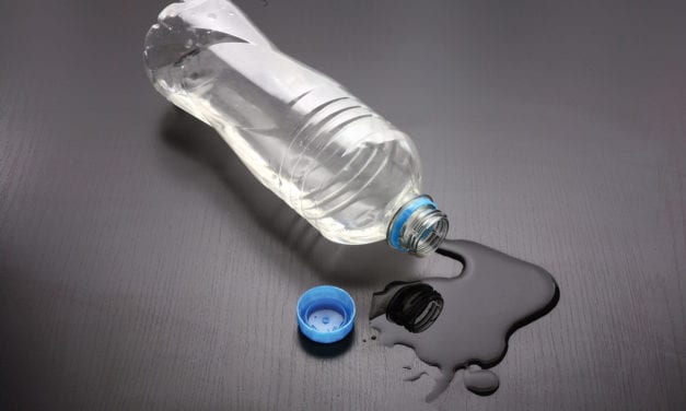 Plastikowa woda