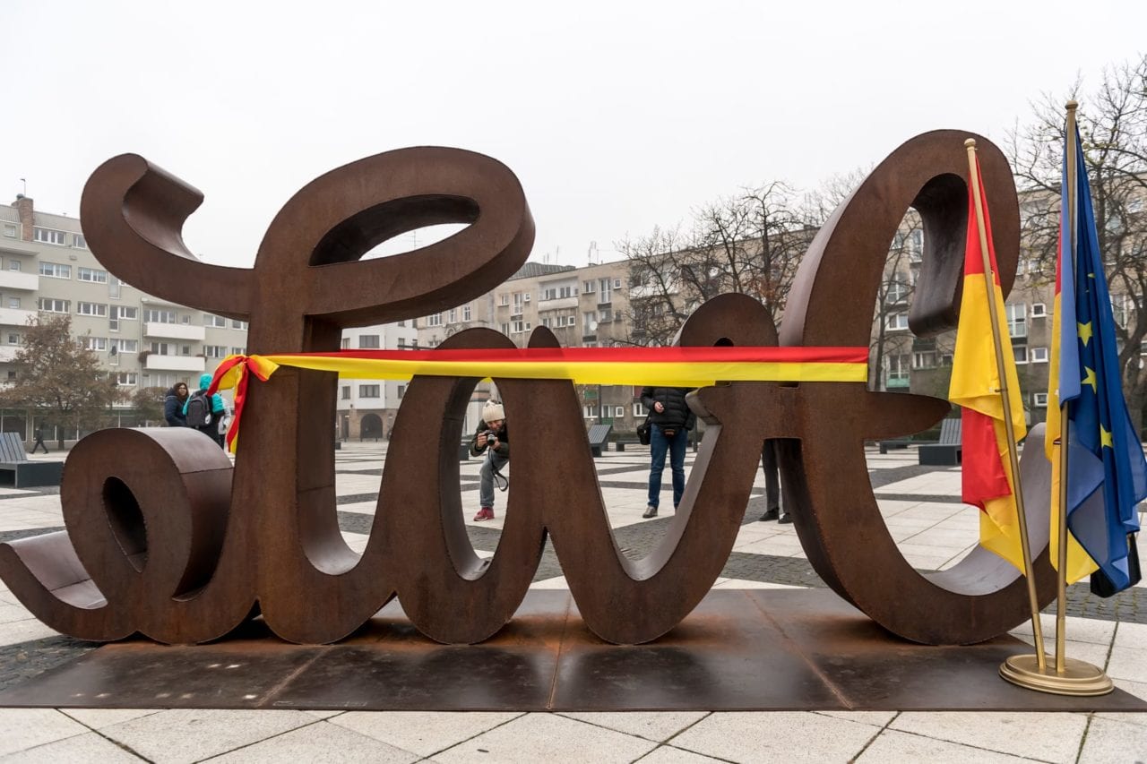 Rzeźba LOVE HATE stanęła na placu Nowy Targ [GALERIA]