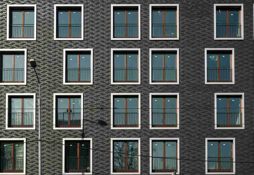Apartamentowiec zamiast szkieletora. Elewacja robi wrażenie [GALERIA]
