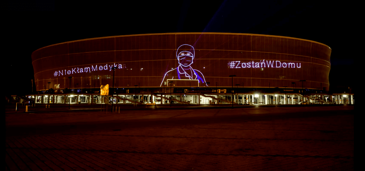 Wrocław dziękuje medykom. Niesamowity pokaz na elewacji stadionu [FILM]
