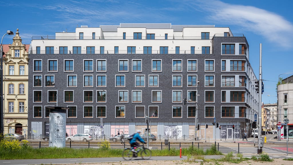 Po szkieletorze przy Drobnera nie ma już śladu. Zmienił się w apartamentowiec