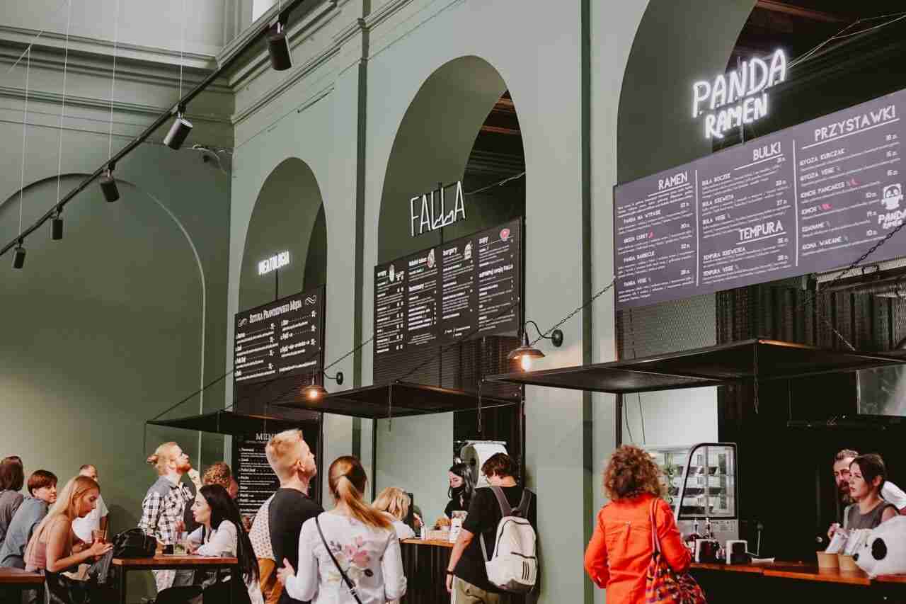Hala Świebodzki. Ruszył food court na zabytkowym dworcu [ZDJĘCIA]