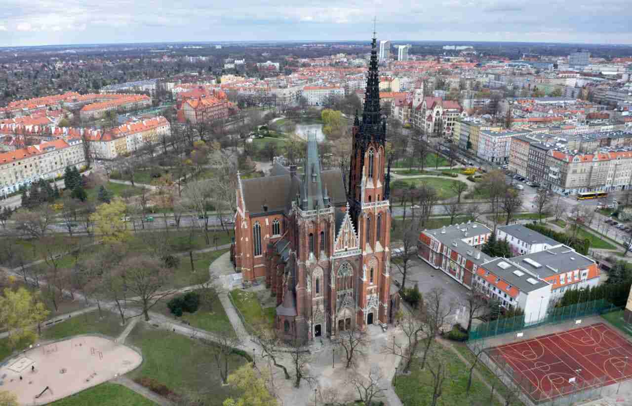Sąsiedzkie sprzątanie najstarszego polskiego osiedla we Wrocławiu [OŁBIN]
