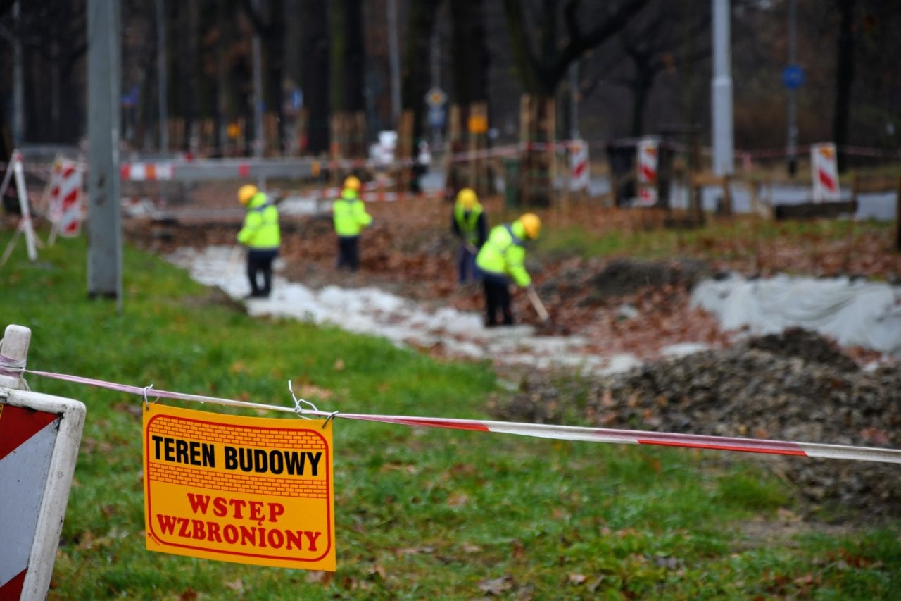 Robotnicy wracają na Olszewskiego, ale zielone torowisko musi poczekać