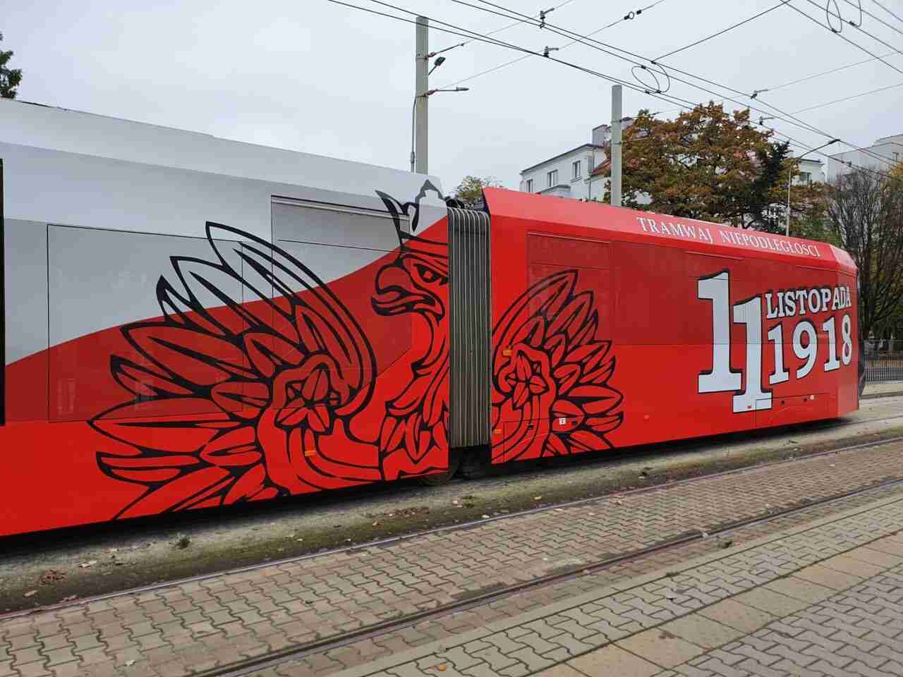 Wagon jak wielka flaga. Tramwaj Niepodległości wyjechał na ulice Wrocławia [ZDJĘCIA]