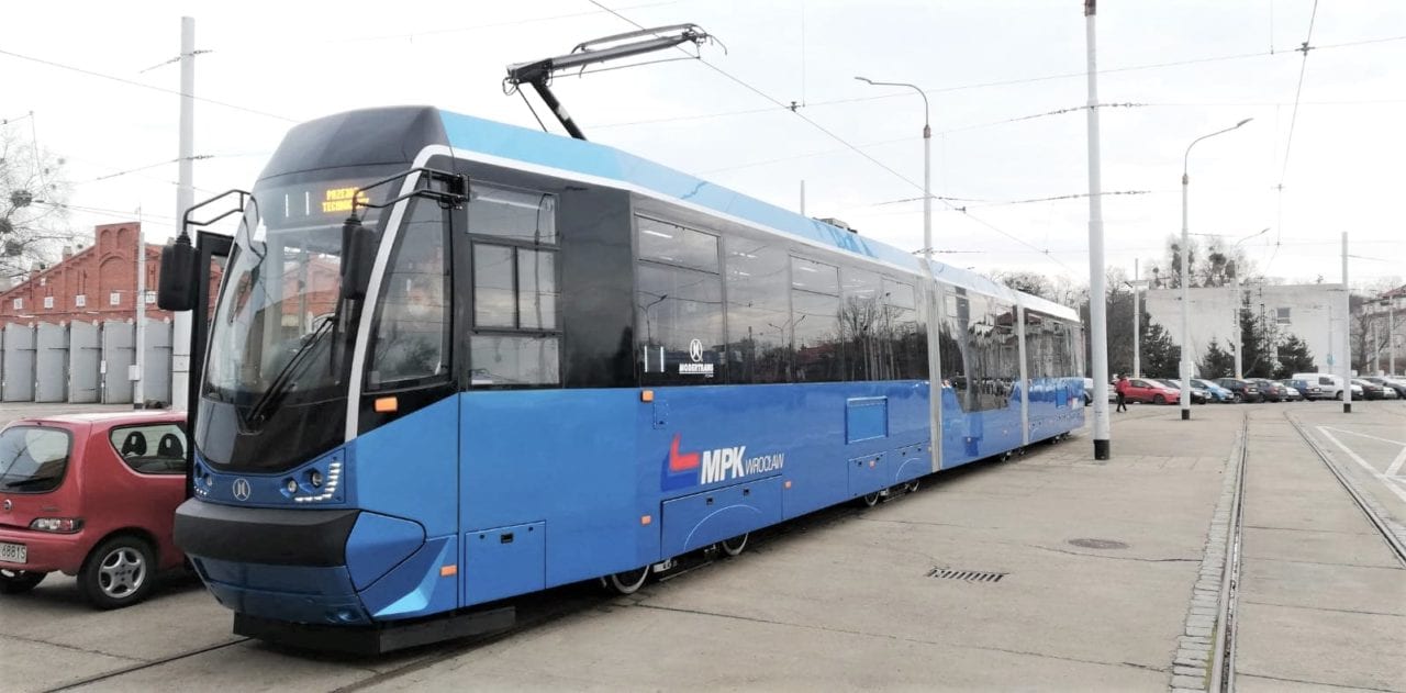 Protram jak nowy. Tramwaj zyskał klimatyzację i klasyczny kolor [ZDJĘCIA]