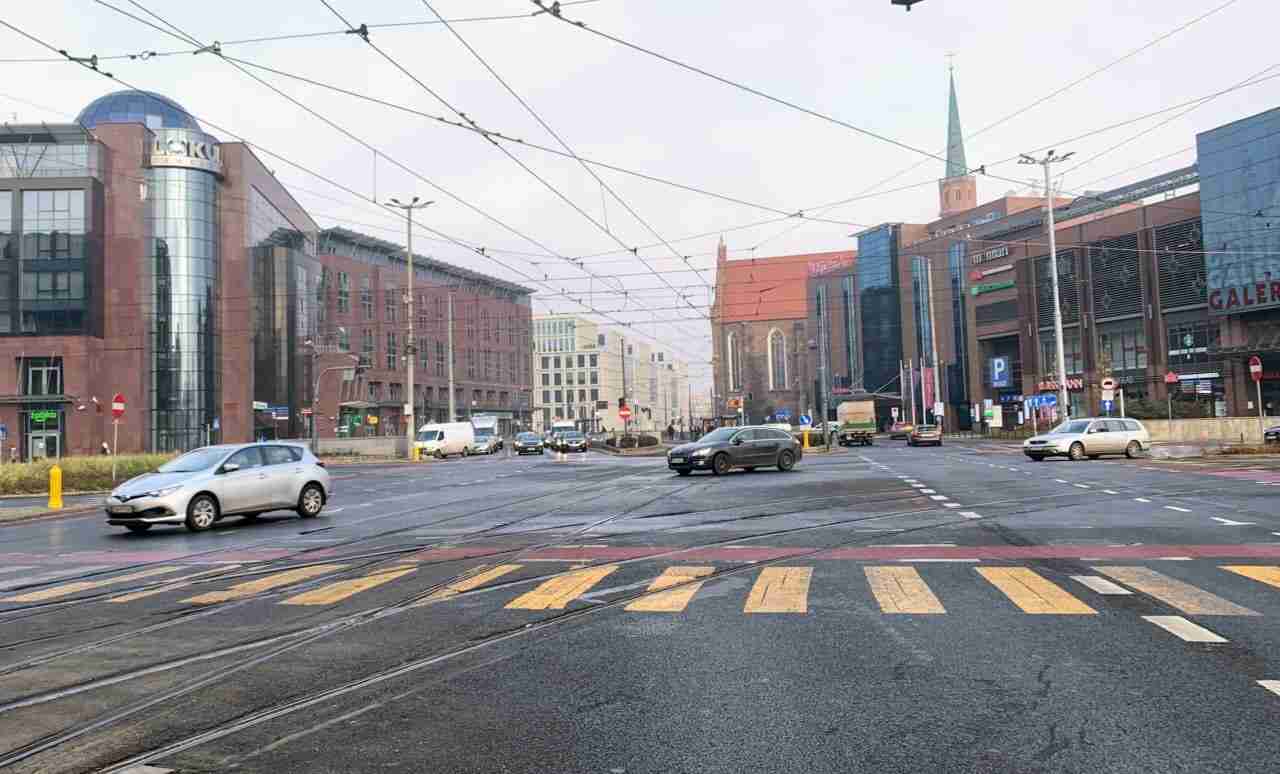 Nowe przejścia dla pieszych na Legnickiej i Piotra Skargi [ZDJĘCIA]