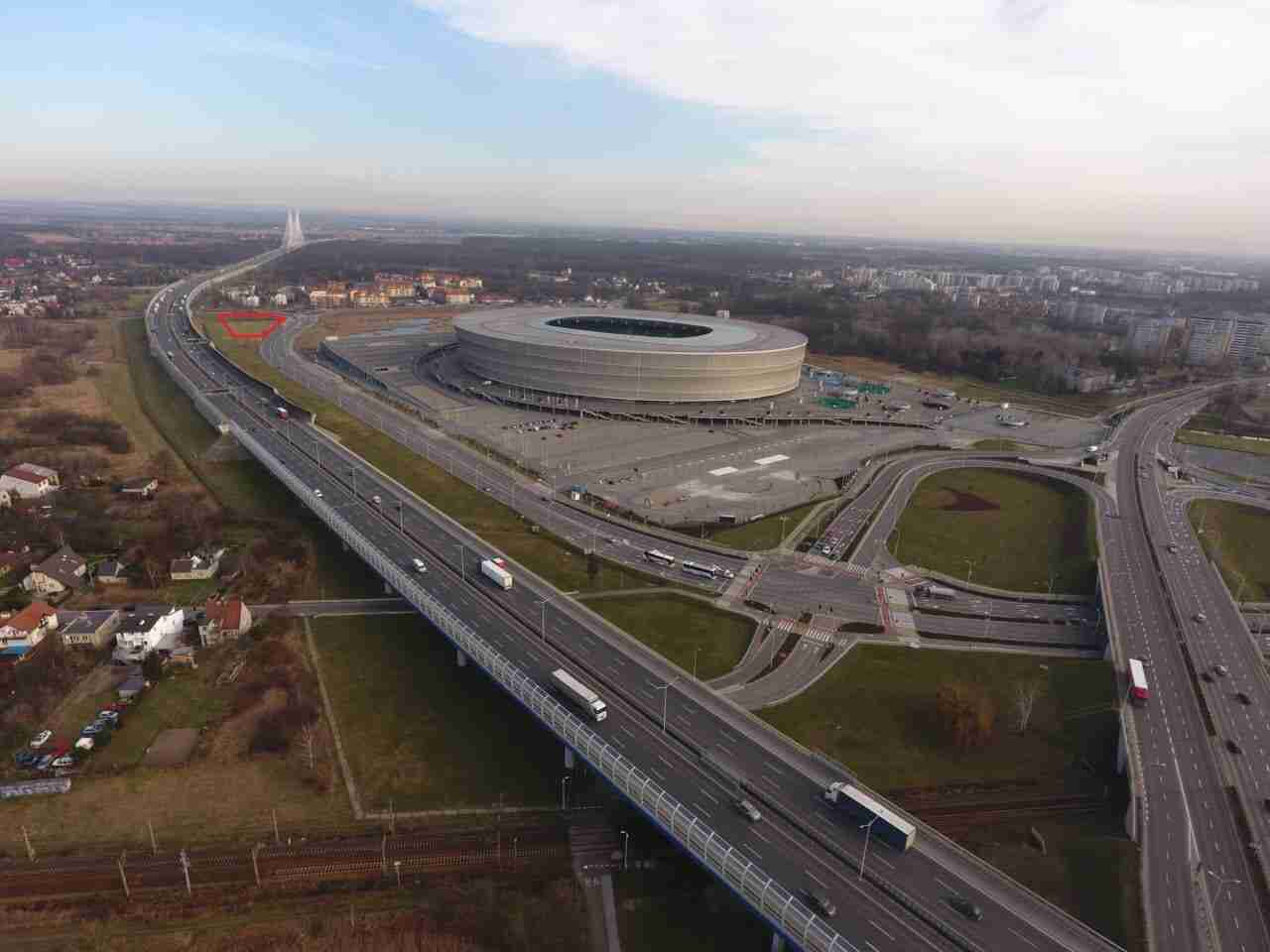 Obok Stadionu Miejskiego stanie biurowiec i stacja paliw