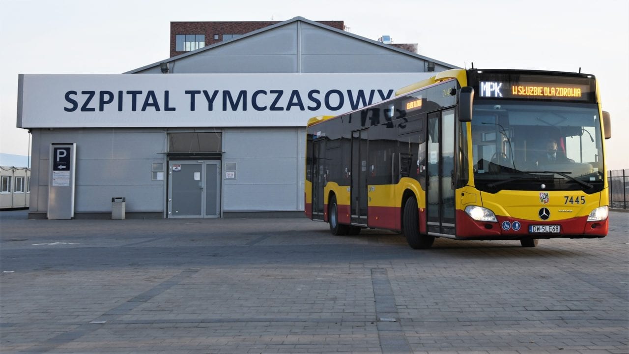 Szpital tymczasowy we Wrocławiu już działa. Lekarzy dowozi tam MPK [ZDJĘCIA]