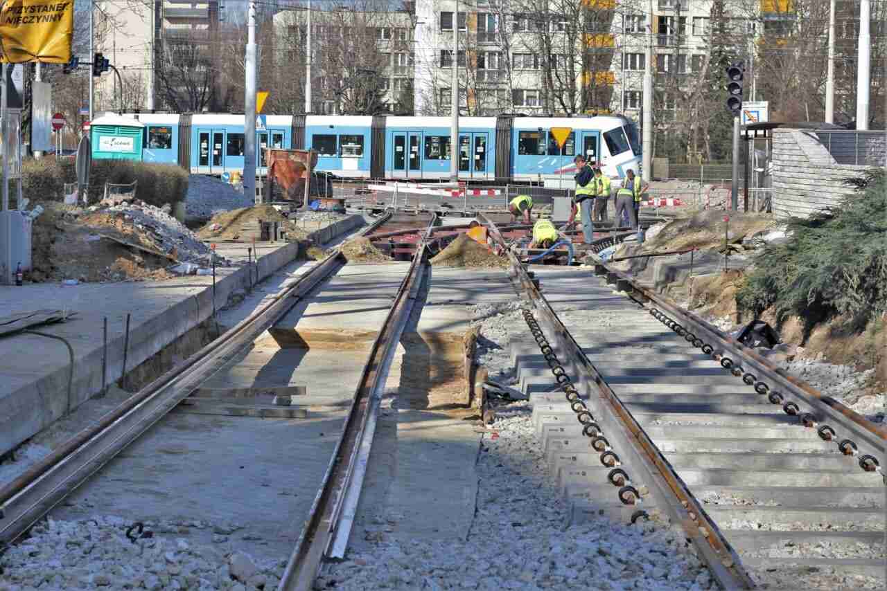 MPK kontynuuje remont na Złotoryjskiej. „Odkrycie trumien nie wstrzymało prac”