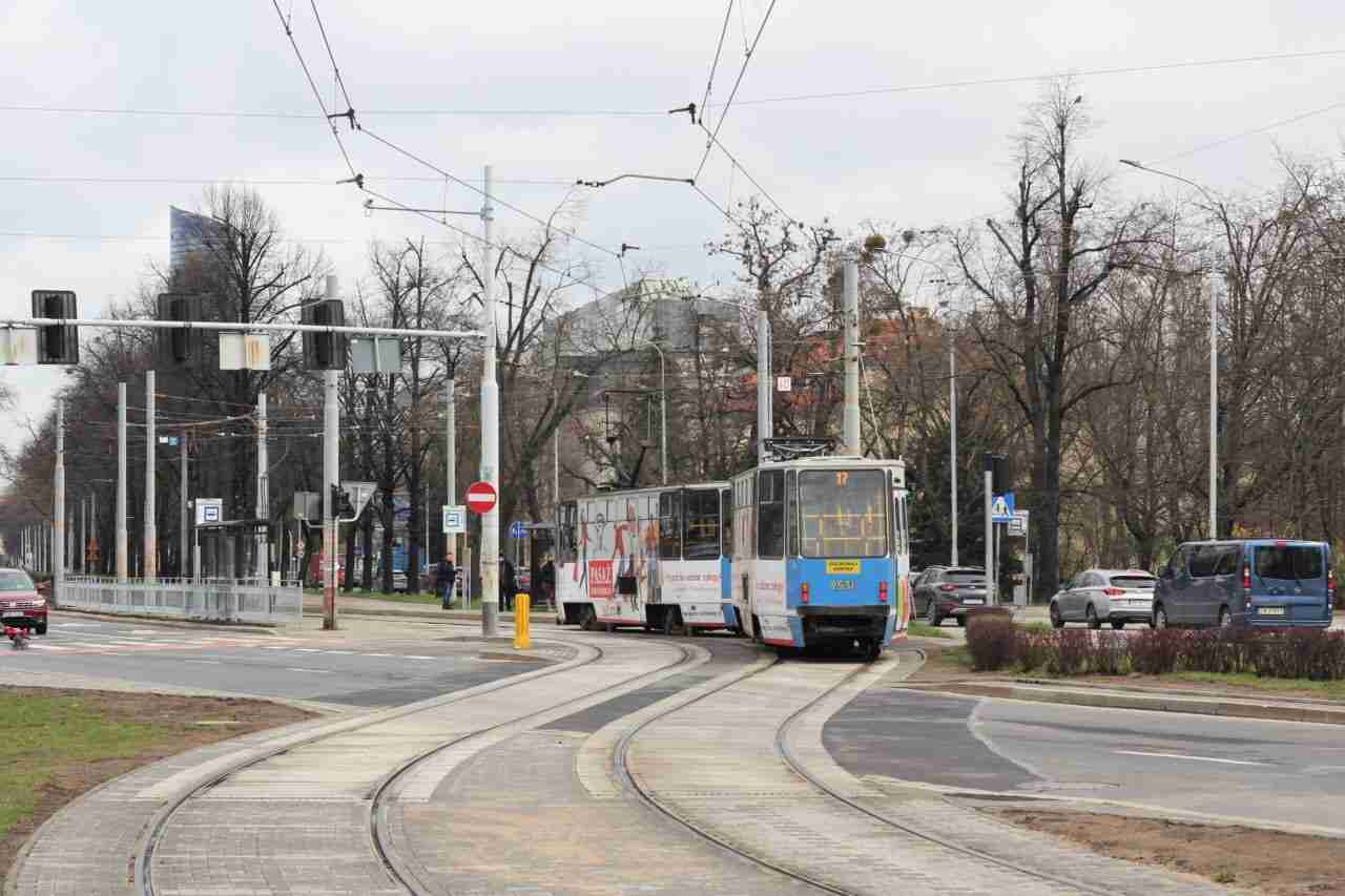 Prace torowe na Podwalu i Kutnowskiej zakończone, trwa wymiana łuków na Nowym Świecie [ZDJĘCIA]