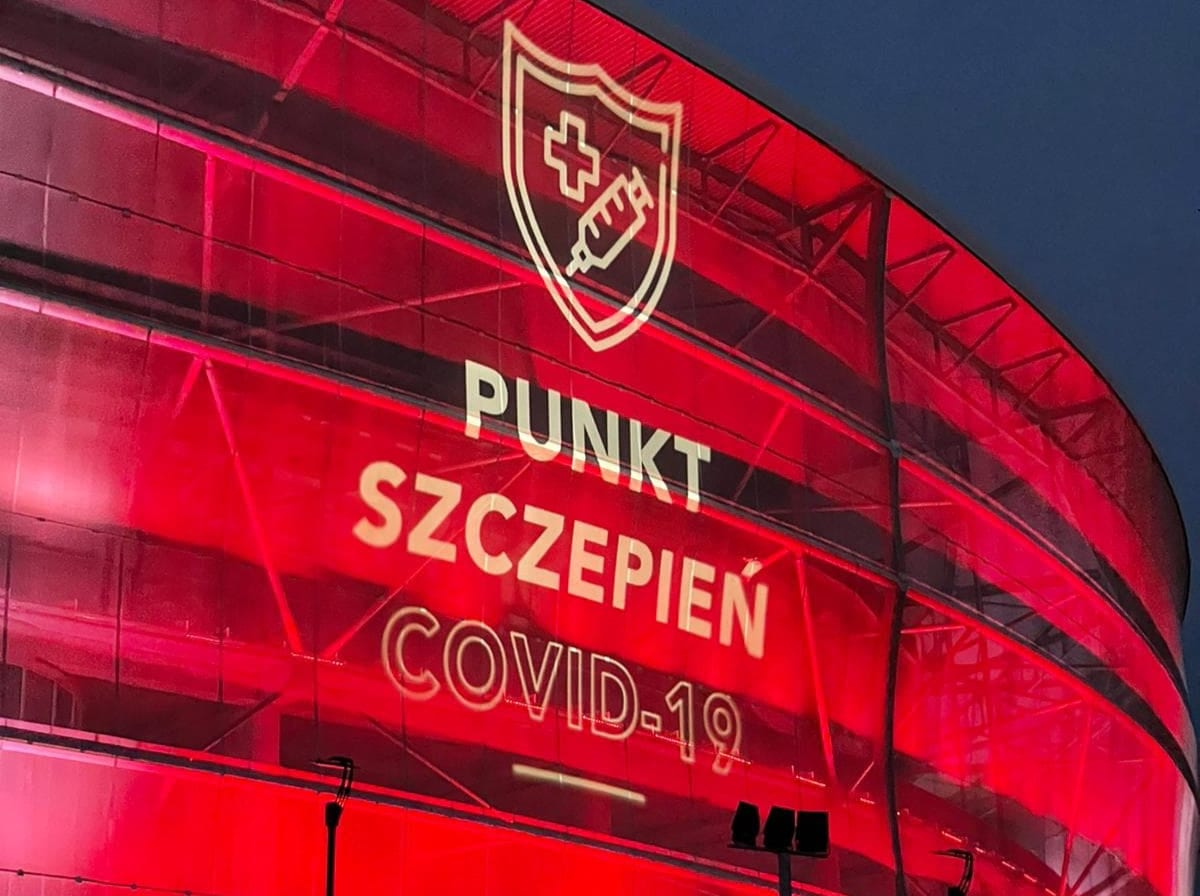 Na wrocławskim stadionie ruszył samochodowy punkt szczepień. Jest największy w Polsce [ZDJĘCIA]