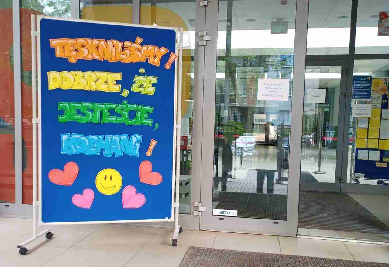 Wrocławscy uczniowie po roku wracają do szkolnych ławek
