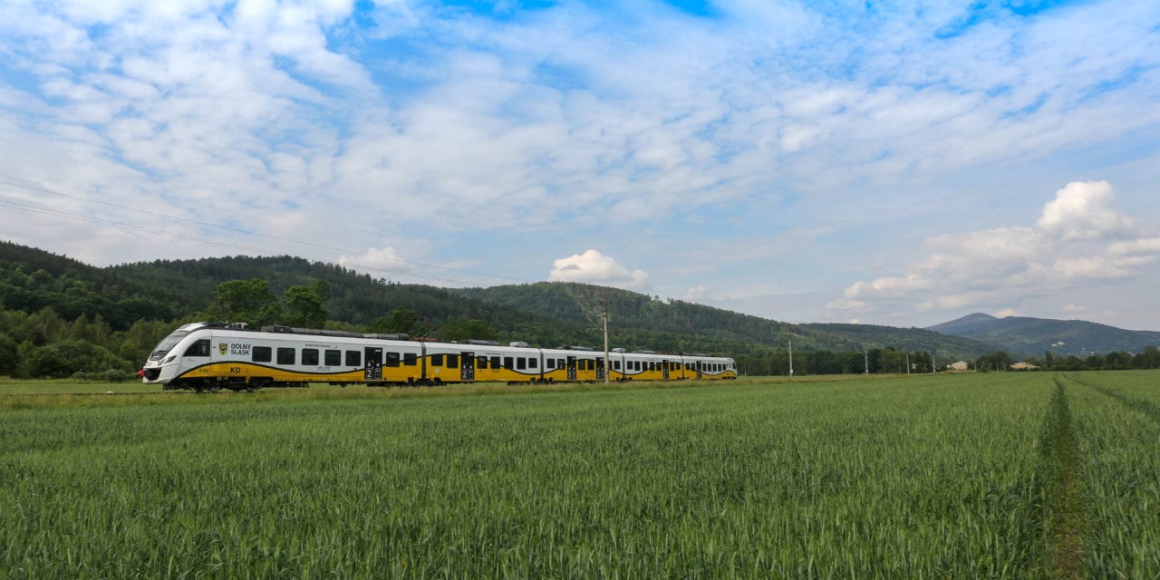 Podróżuj koleją i odkrywaj Dolny Śląsk. Wraca akcja “Lato z KD”