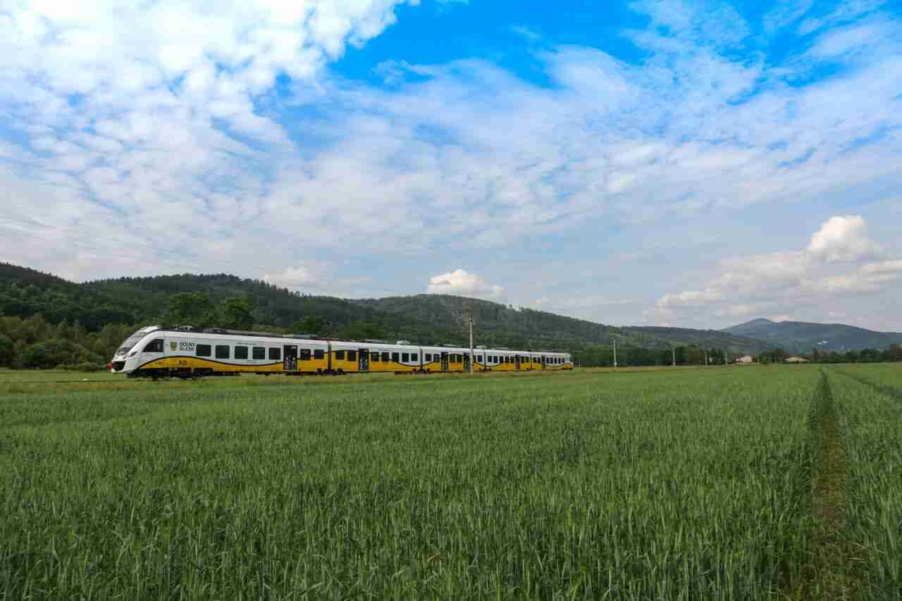 Podróżuj koleją i odkrywaj Dolny Śląsk. Wraca akcja “Lato z KD”