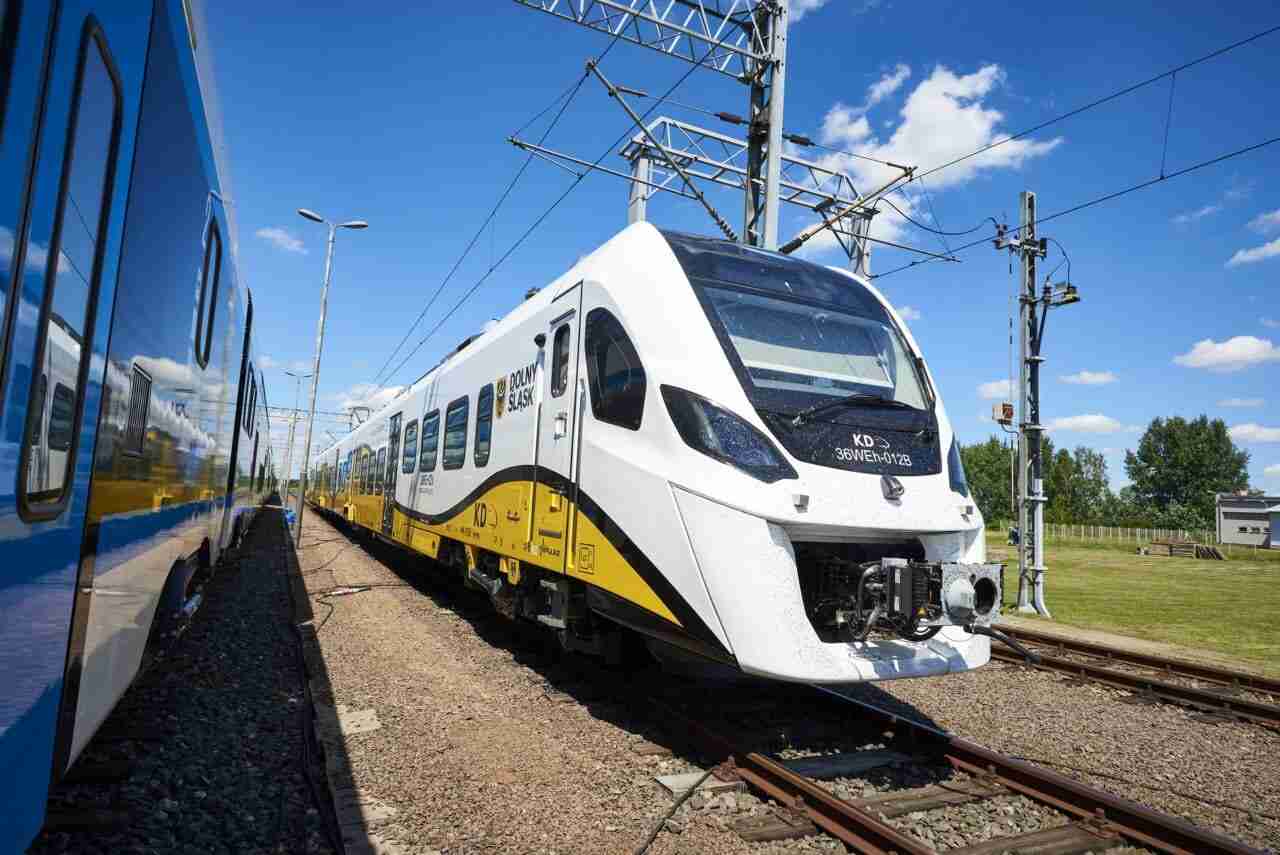 Pierwszy hybrydowy pociąg Kolei Dolnośląskich już na testach [ZDJĘCIA]