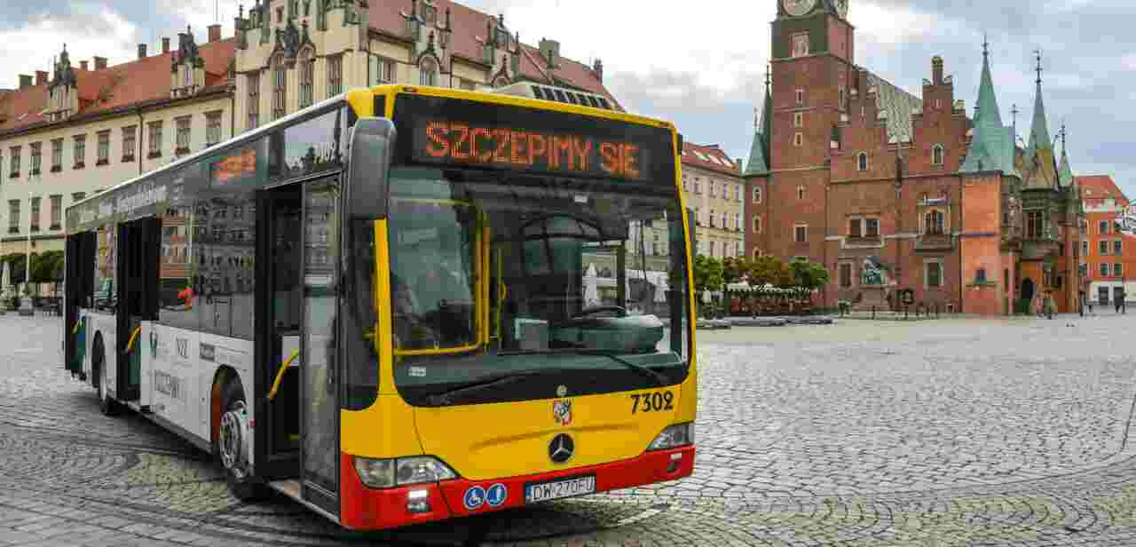 SZCZEPCIObus w sobotę na wrocławskim Rynku