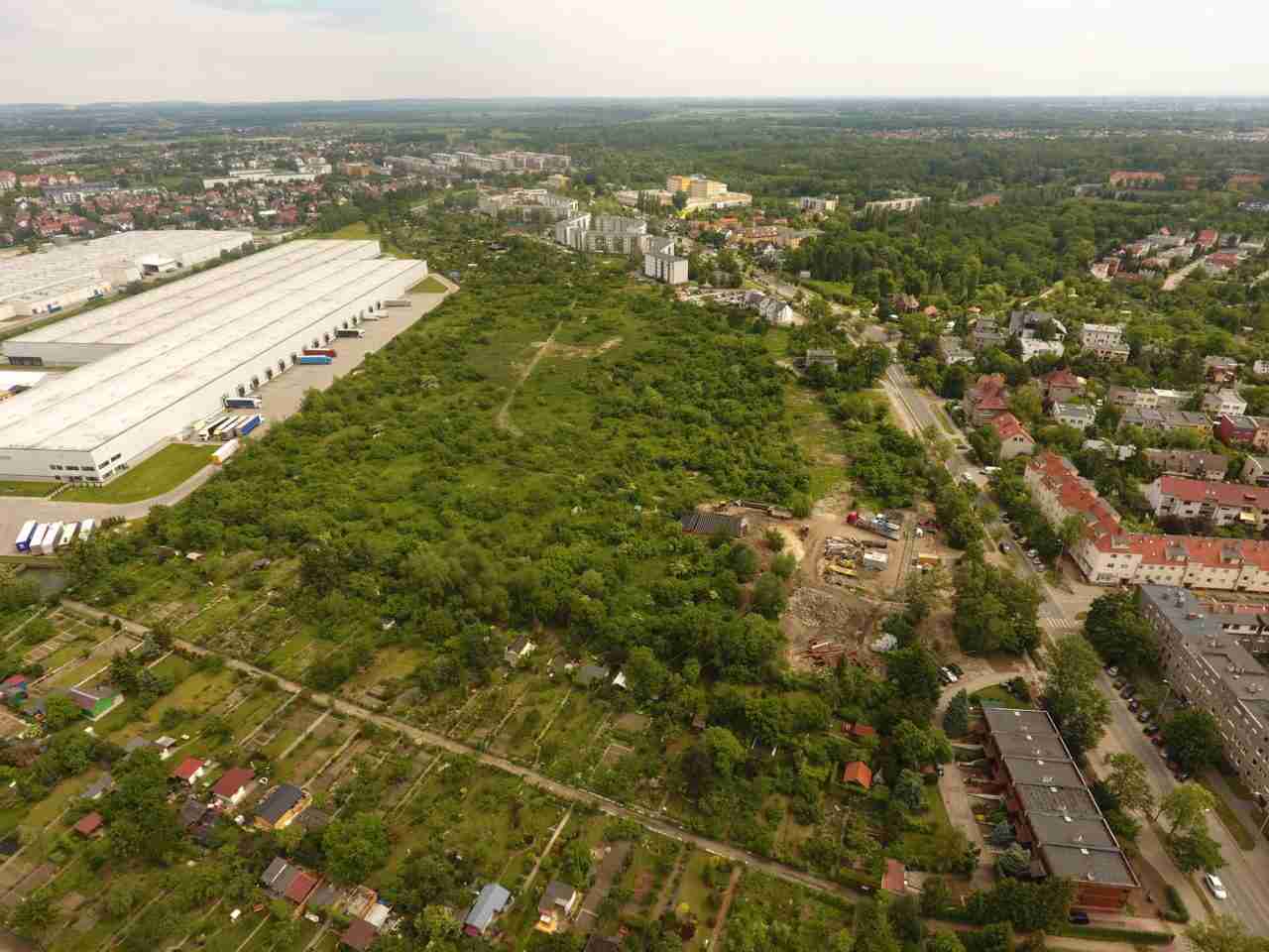 Czterech chętnych na dużą działkę na Karłowicach