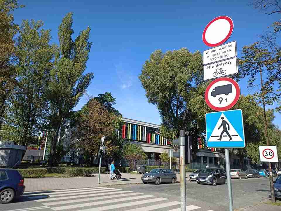 Zamknięte ulice przy trzech szkołach. „Szkolna ulica” to dobry pomysł? [SONDA]