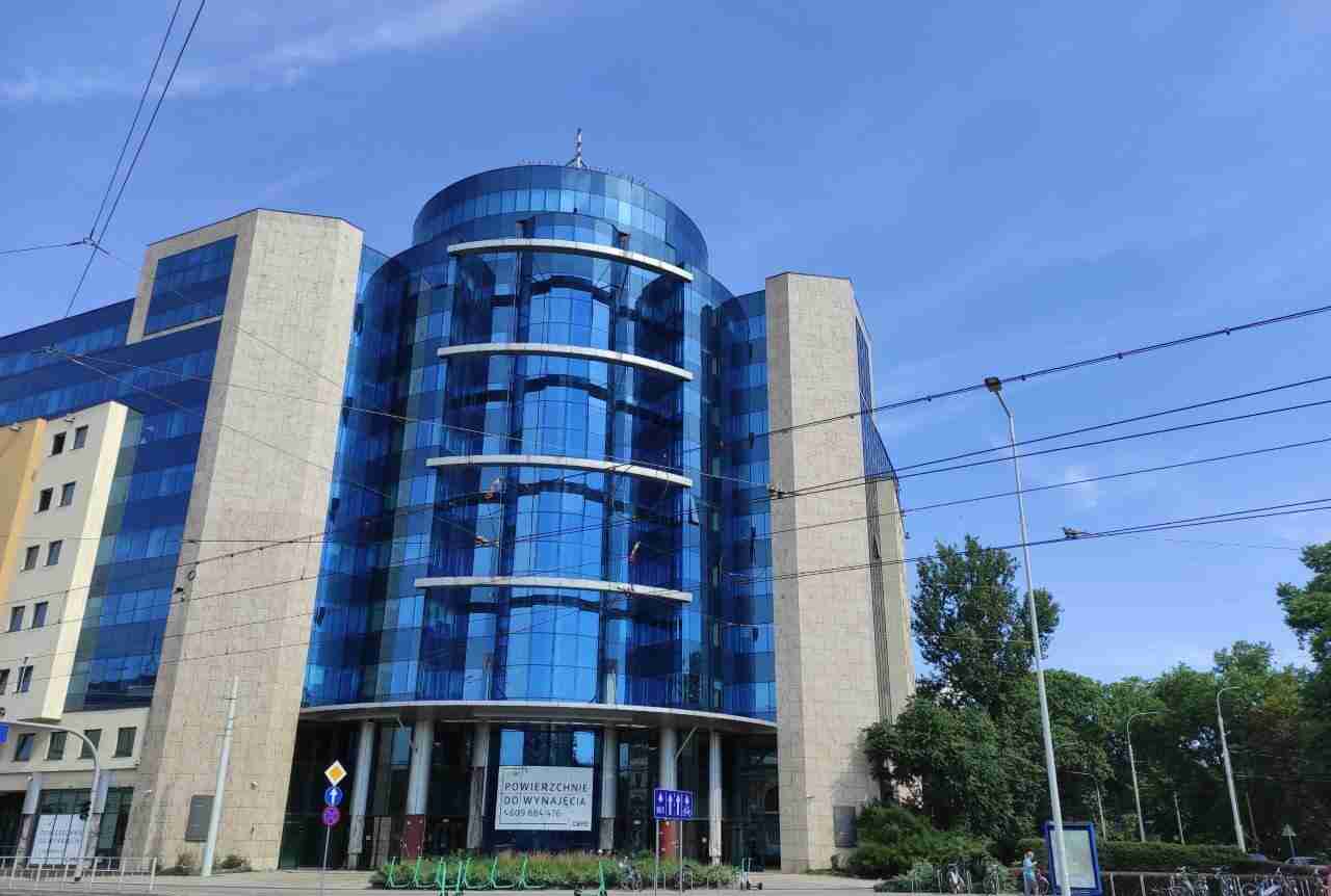 Biurowiec Centrum Orląt przejdzie gruntowną metamorfozę. Montują żurawia