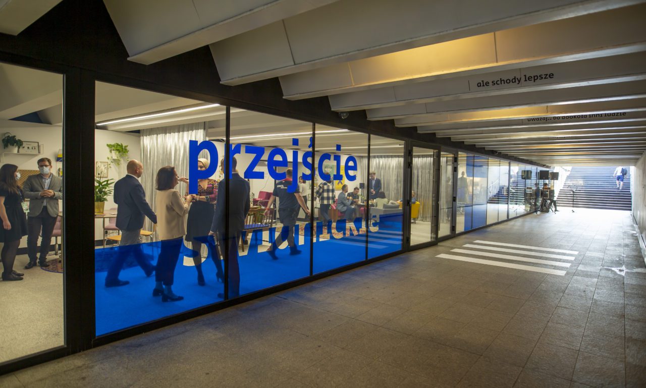 Nowe oblicze Przejścia Świdnickiego. Powstała tam przestrzeń dialogu [ZDJĘCIA]