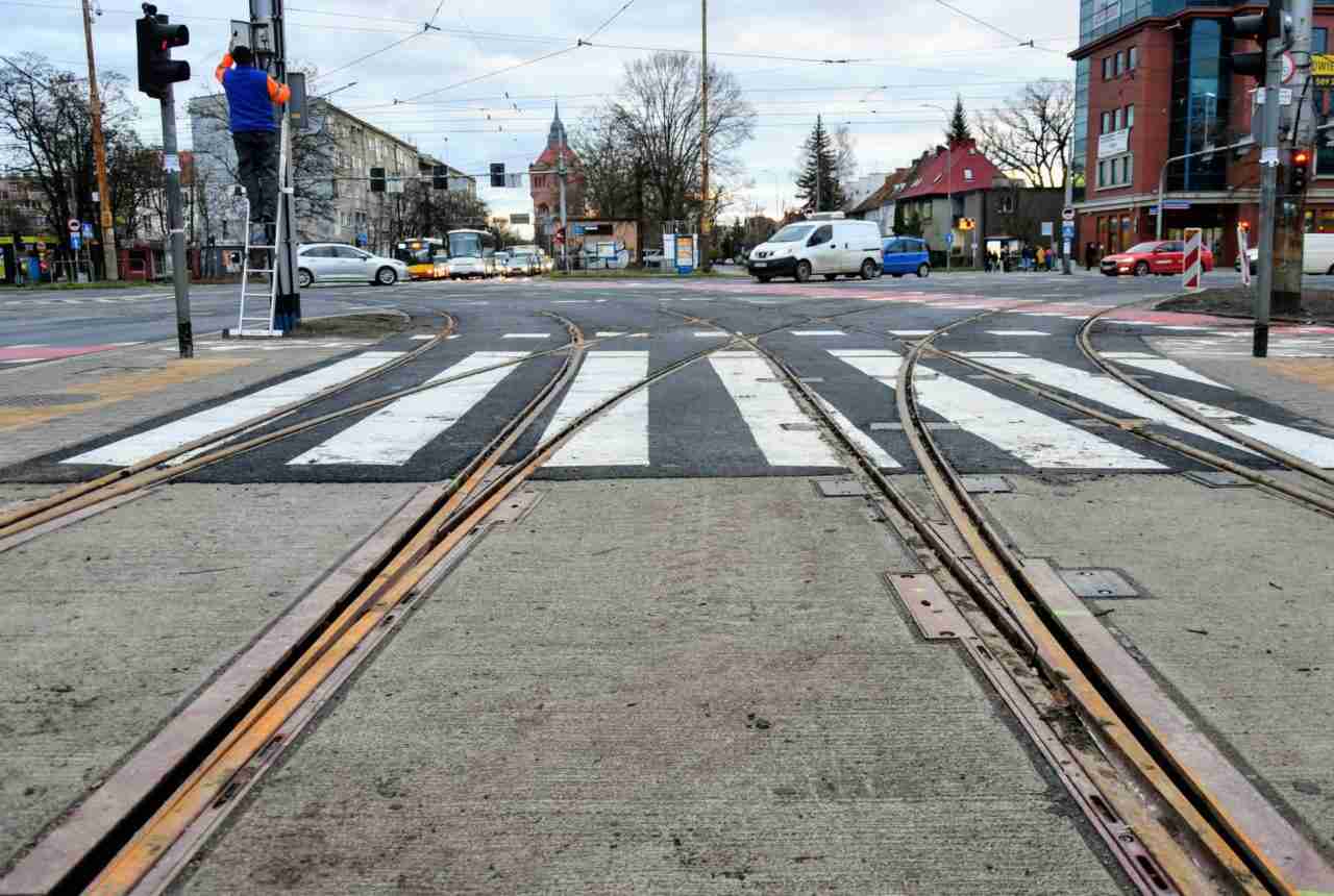 Kończy się remont torów na Hallera. W poniedziałek wrócą tam tramwaje [ZDJĘCIA]