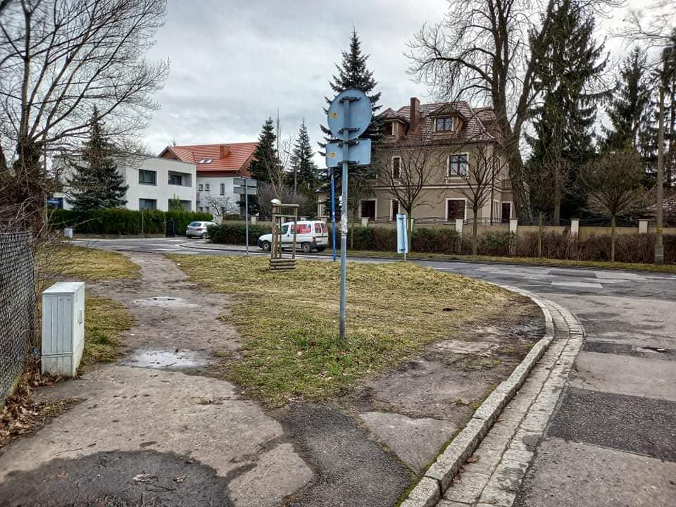 Będą nowe chodniki na Zalesiu. 6 firm walczy o to, żeby je wybudować