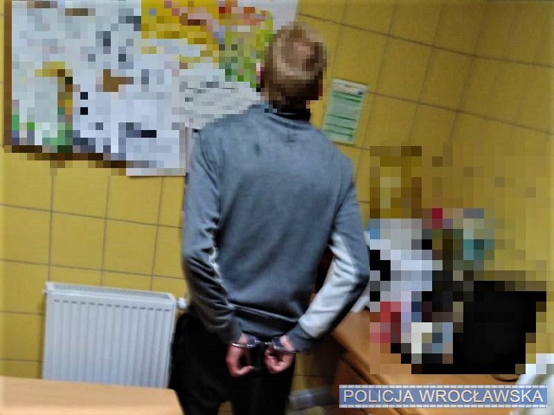Wrocław: 23-latek wyniósł z Biedronki towar za 400 zł. Pracownicy nic nie zauważyli