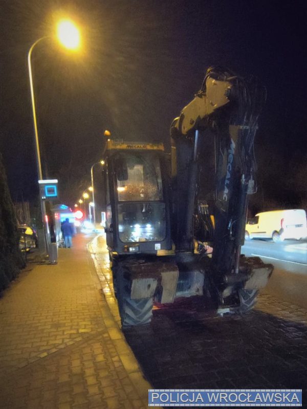 Kradzież koparko-ładowarki pod Wrocławiem. Złodziej jechał nią w kierunku centrum