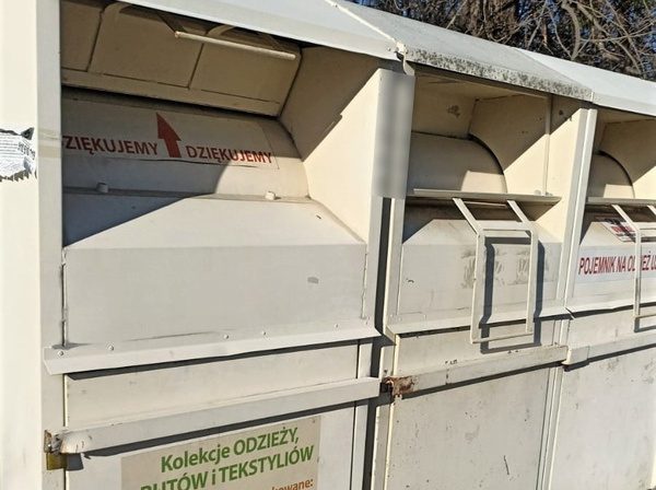 Przyłapani na kradzieży ciuchów z kontenerów dla potrzebujących