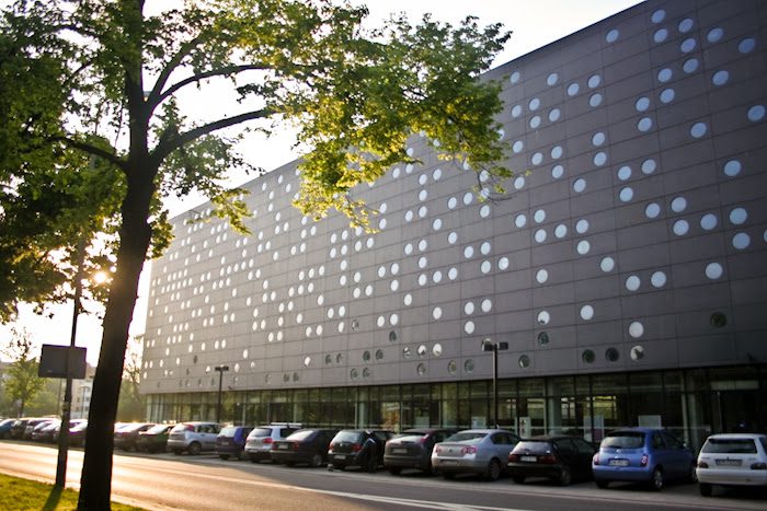 Politechnika Wrocławska: Studenci zaczną semestr z domów, ale potem będą musieli chodzić na uczelnię