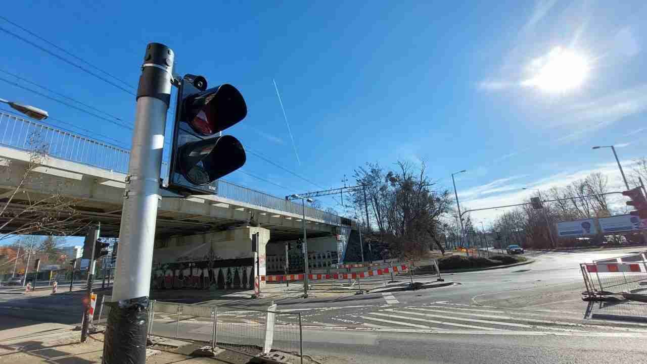 Opóźnia się przebudowa skrzyżowania Racławickiej ze Skarbowców. Co już zrobiono? [ZOBACZ]