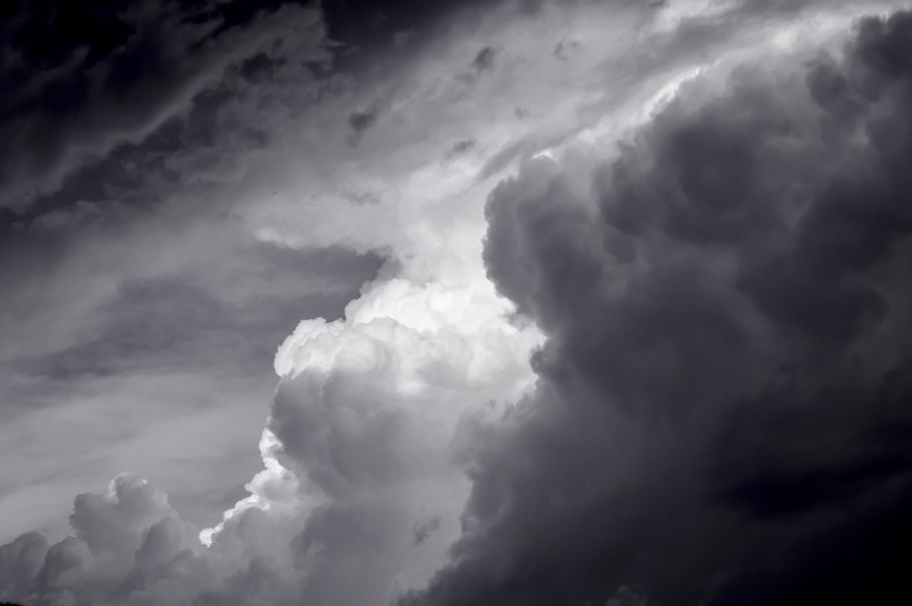 UWAGA: Kolejna wietrzna noc. Wrocławianie dostają alert RCB