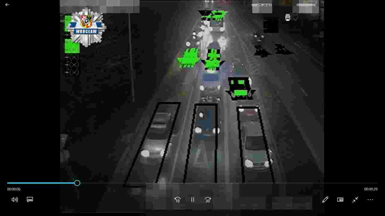 Pijany kierowca na Powstańców Śląskich. Ruszył ciągnąc za sobą interweniującego policjanta [WIDEO]