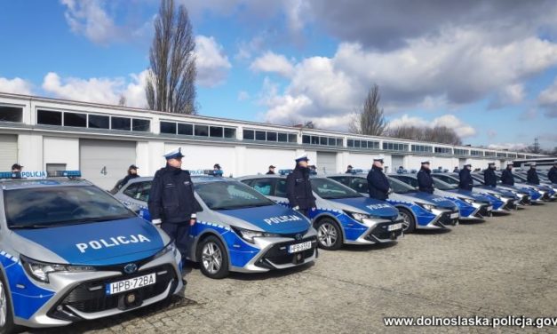 Dolnośląska policja ma 38 nowych radiowozów. To ekologiczne pojazdy do patrolowania miast [ZDJĘCIA]