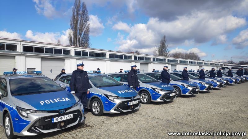 Dolnośląska policja ma 38 nowych radiowozów. To ekologiczne pojazdy do patrolowania miast [ZDJĘCIA]