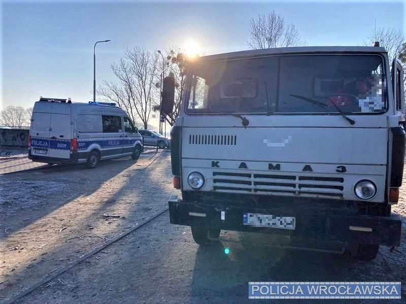 Wrocław: 38-letni kierowca kamaza stracił prawo jazdy. Usłyszał cały szereg zarzutów
