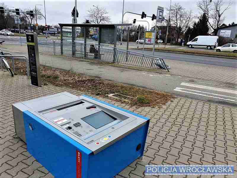 Wrocław: Kierowca uderzył w biletomat na Żmigrodzkiej. Tłumaczył, że się pomylił [ZDJĘCIA]