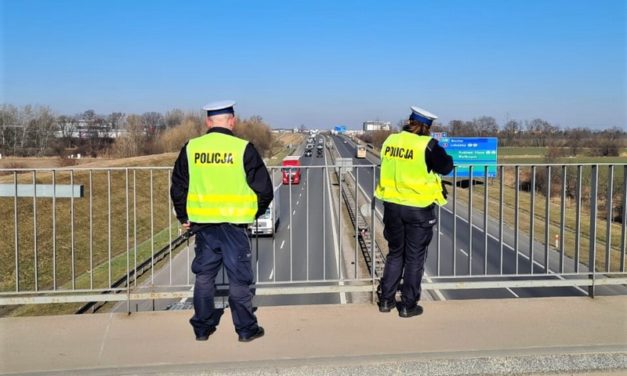 Wrocław: Policjanci mierzą odległość między samochodami na A4. Można dostać 500 zł mandatu