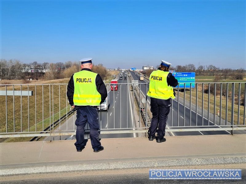 Wrocław: Policjanci mierzą odległość między samochodami na A4. Można dostać 500 zł mandatu