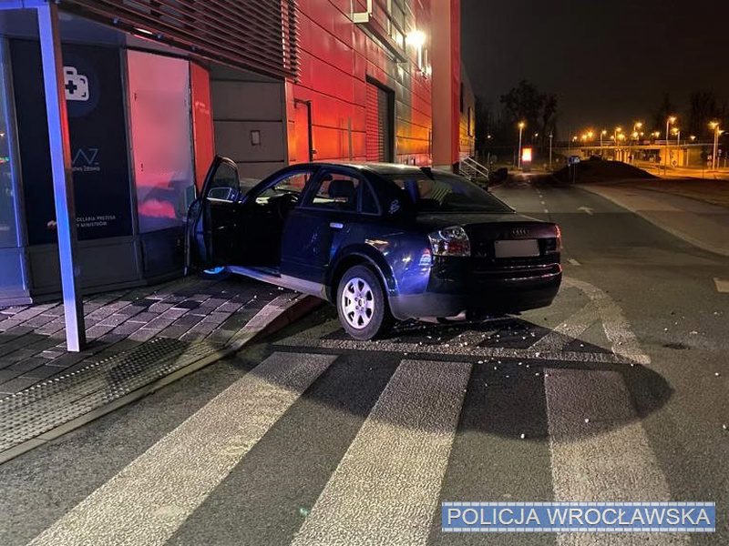 Bielany Wrocławskie: Pijany kierowca wjechał w witrynę centrum handlowego [ZDJĘCIA]